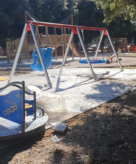 Ladispoli: ai giardini di via Ancona procede l'installazione dei giochi inclusivi