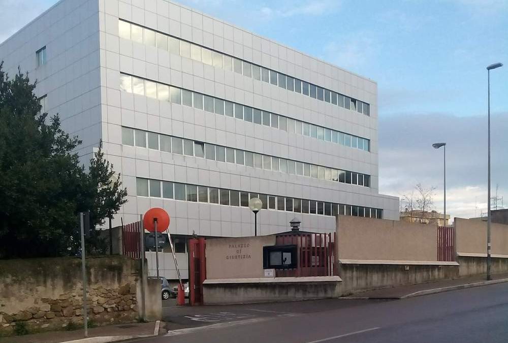 Civitavecchia, donna trovata impiccata ad un albero