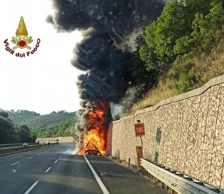 Mezzo pensante a fuoco sull'Autostrada del Sole, intervento dei vigili del fuoco
