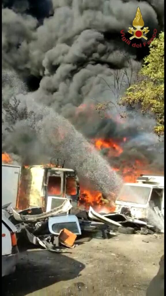 A fuoco un autodemolitore: sul posto 3 squadre dei vigili del fuoco