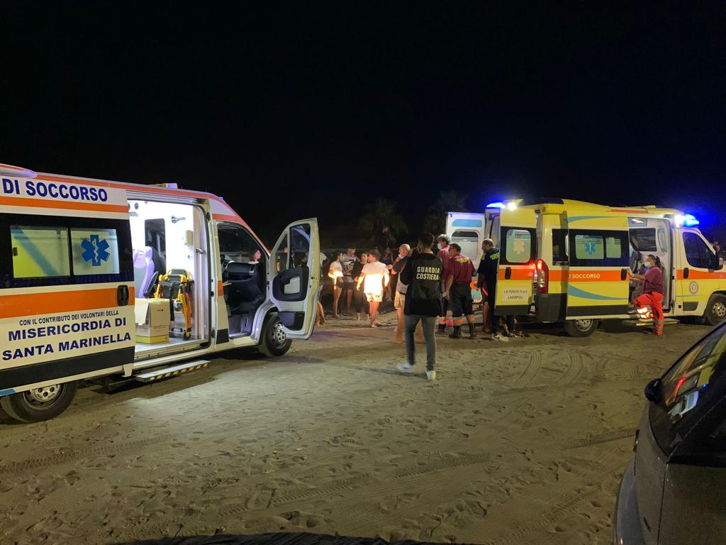 Cerveteri, alzano troppo il gomito in spiaggia. Trasportate in ospedale