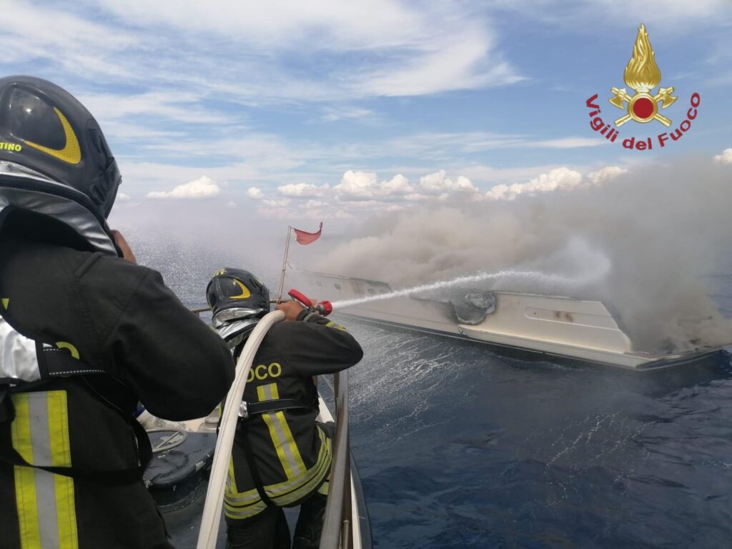 Paura in mare: imbarcazione in fiamme a largo di Montalto di Castro