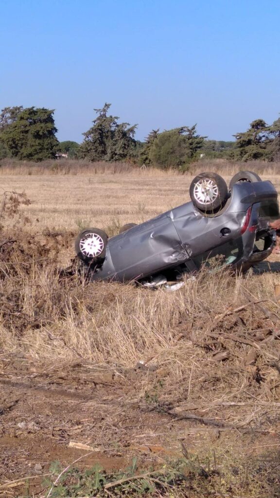 Cerveteri: finisce fuori strada nella notte