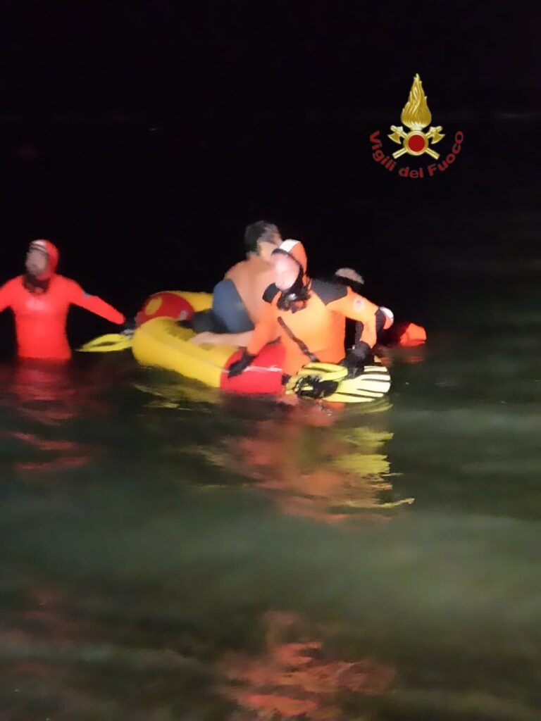 Fiumicino: la loro barca si incaglia sul basso fondale, salvati due pescatori