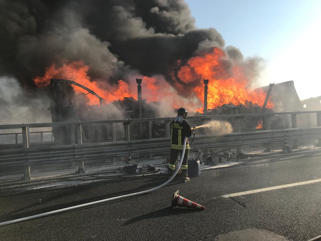 Santa Marinella Camion Prende Fuoco In A12 Autostrada Chiusa Richiesto