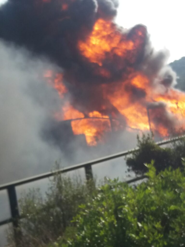 Santa Marinella, camion prende fuoco in A12: autostrada chiusa