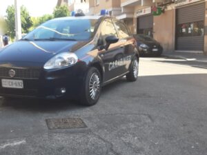 Ladispoli, sfonda la vetrina del negozio della moglie