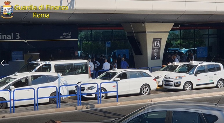 Estorsione arrestato taxi ncc