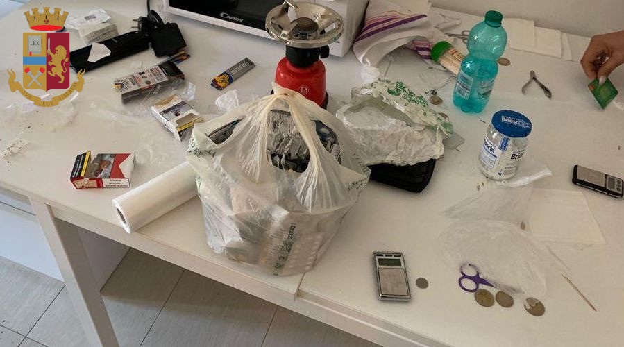 fiumicino spacciatore stanza albergo