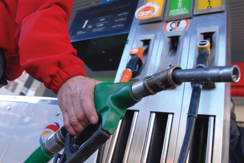 Volano i prezzi dei carburanti, il gasolio mai così alto da 7 anni
