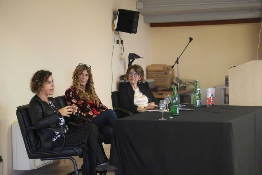 Ladispoli: Tutta colpa di Maria entusiasma alla Biblioteca P. Impastato