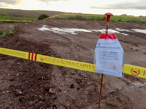 6mila metri cubi di calcinacci abbandonati, l'enorme discarica viene sequestrata dalla Polizia Locale di Roma capitale