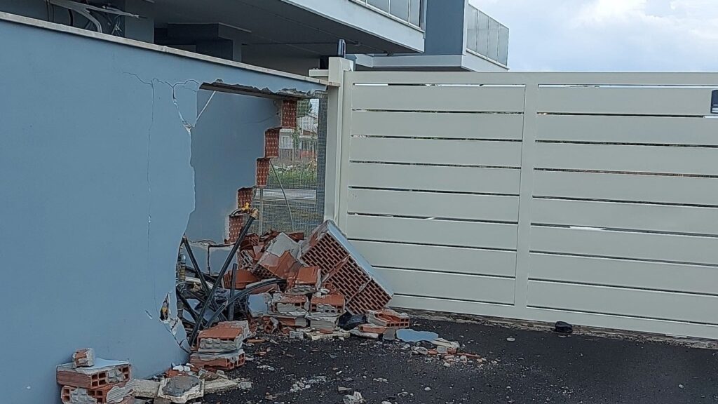 Ladispoli schianta auto ufficio