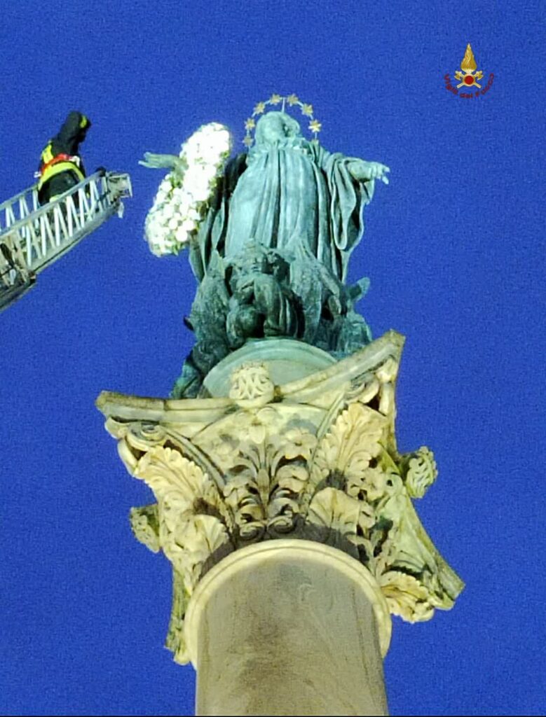 Fiori Madonna piazza Spagna