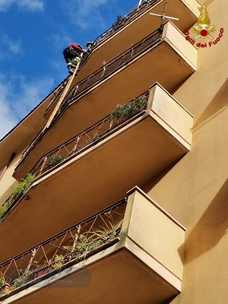 Bracciano: vigili del fuoco al quarto piano per soccorrere un anziano