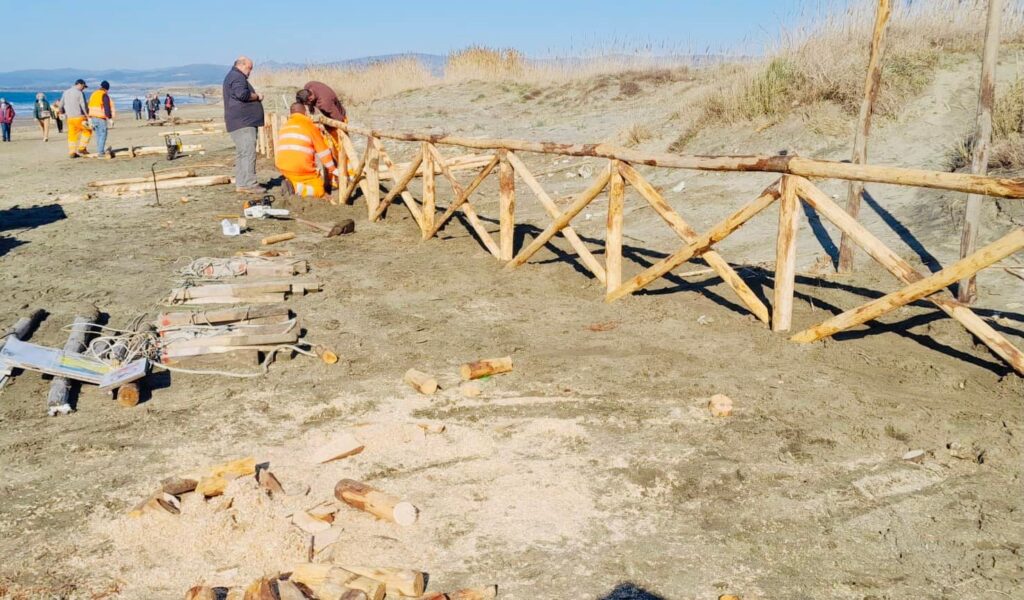 Una gang di minorenni protagonisti di falò e atti vandalici sulla spiaggia davanti l’area protetta della Palude di Torre Flavia