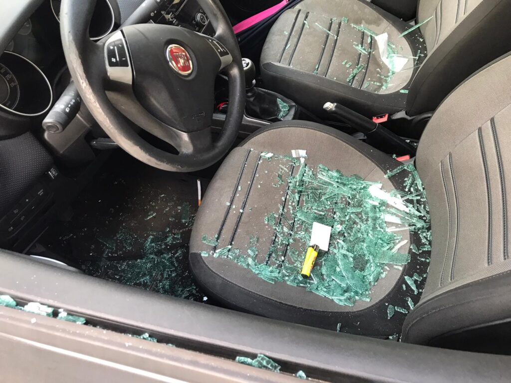 Cerveteri vandali auto sosta