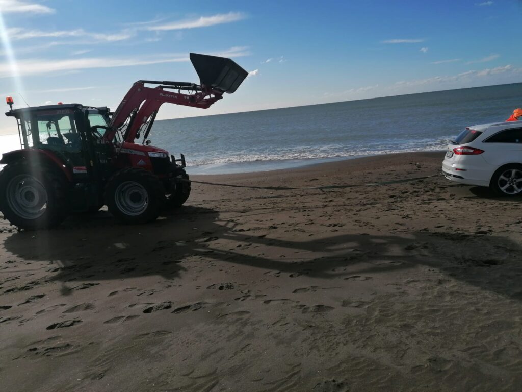 Cerveteri spiaggia auto bloccato