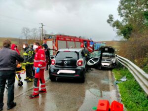 Frontale su via Braccianese Claudia: tre feriti in codice rosso