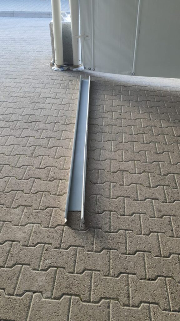 Fiumicino danneggiati gazebo tamponi