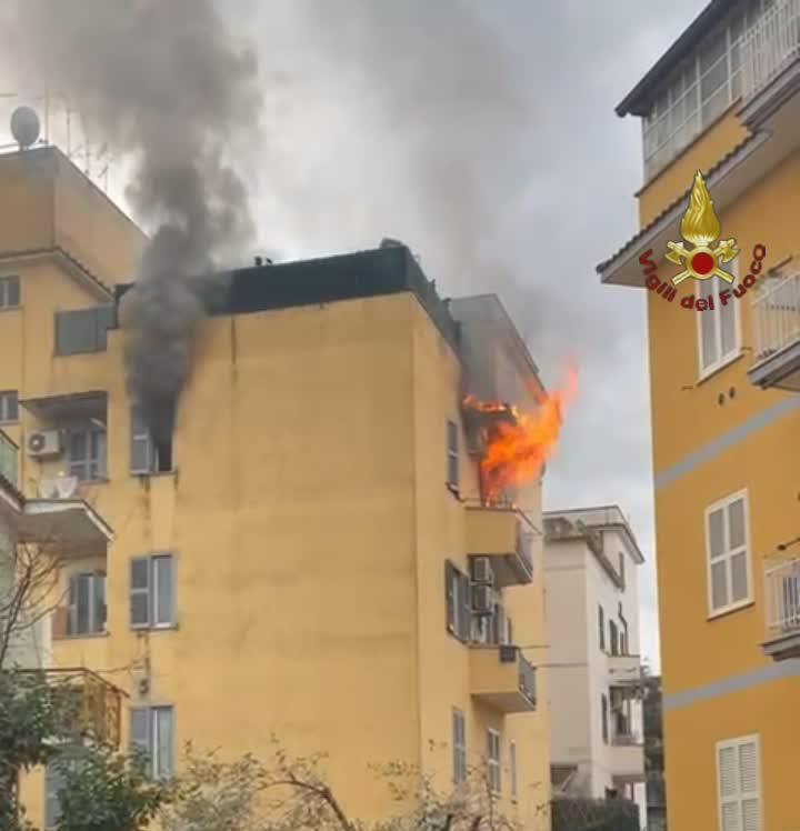 Incendio in un'abitazione, Vigili del Fuoco in codice rosso per salvare i condomini intrappolati