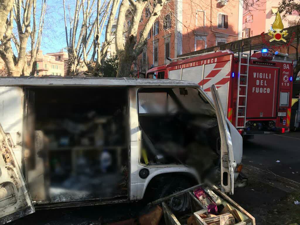 Roma: a fuoco un furgone, un uomo perde la vita