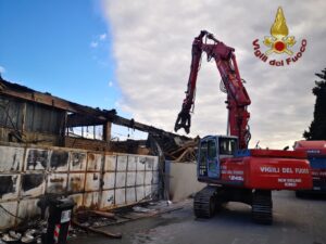 Incendio capannone, ancora in corso le attività di bonifica da parte dei Vigili del Fuoco