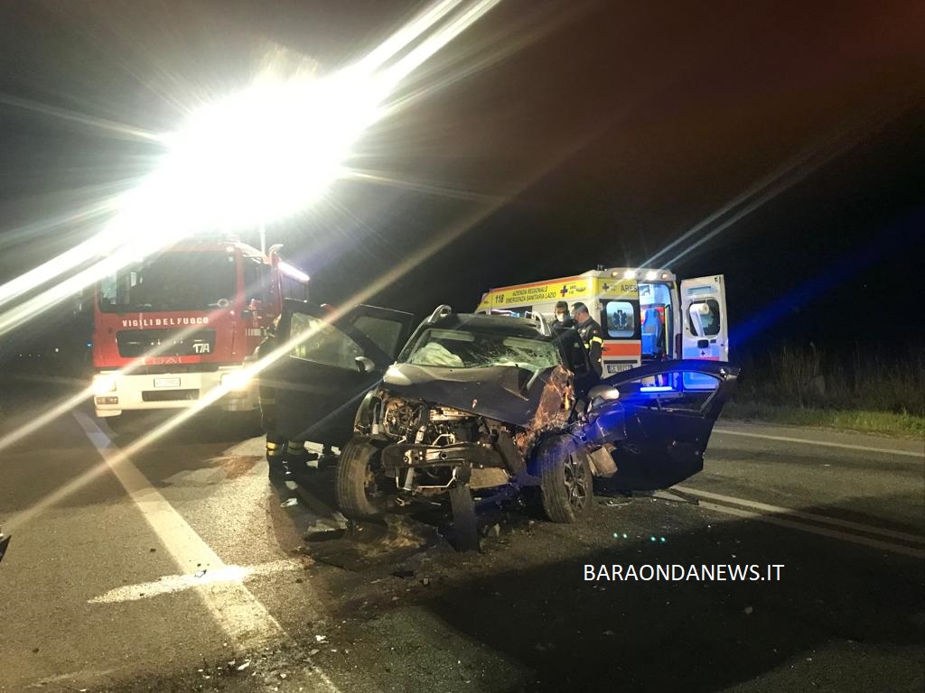 Santa Marinella, auto finisce fuori strada sull'Aurelia. Padre e figlia trasportati in ospedale