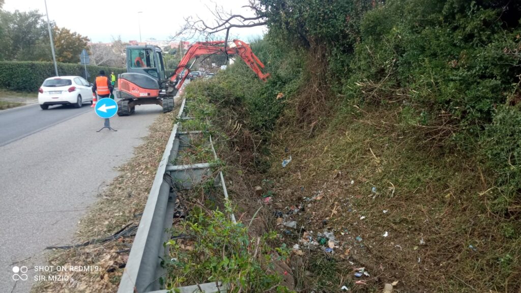 Civitavecchia: ripulito il canale di guardia di via Terme di Traiano