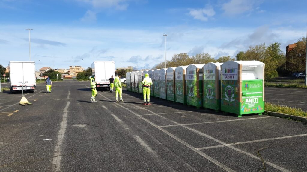 Fiumicino contenitori abiti usati