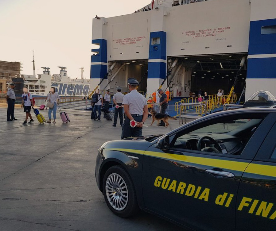Armi, droga e soldi al Porto di Civitavecchia: gli interventi della Guardia di Finanza