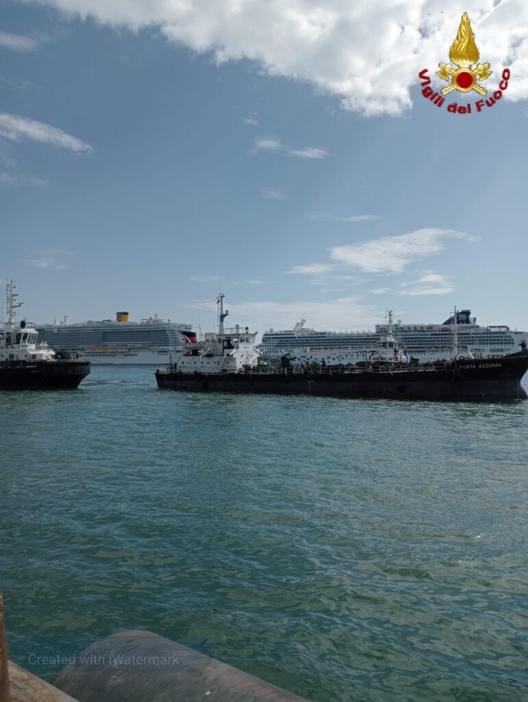 Civitavecchia incendio nave Punta Azzurra