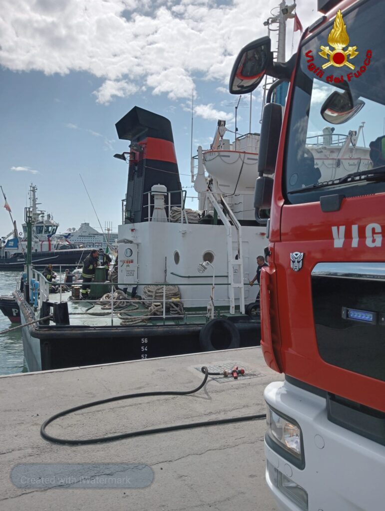 Civitavecchia incendio nave Punta Azzurra