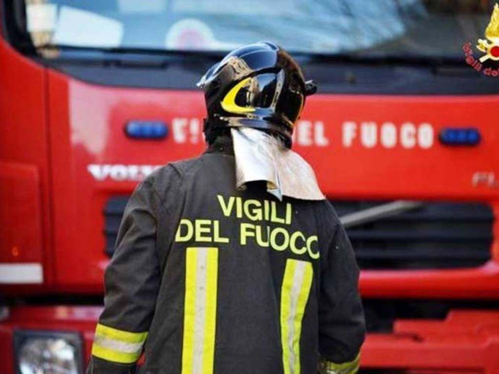 Santa Marinella: auto in fiamme in via Lazio, chiuso il transito
