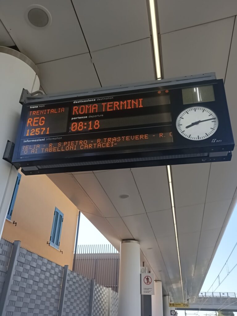 Sono ultimati i lavori di installazione alla Stazione Ferroviaria di Marina di Cerveteri di cinque monitor elettronici degli arrivi e delle partenze dei treni.