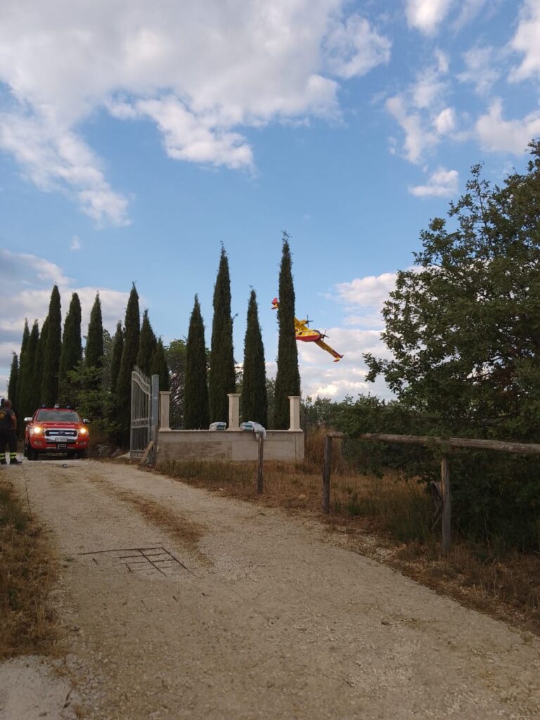 Incendio a Santa Marinella: sul posto anche la Protezione civile di Cerveteri