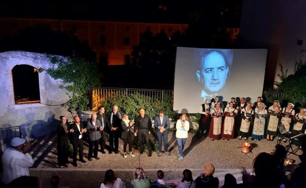 Comune di Pescina: Grande successo per lo spettacolo su Silone di Agostino De Angelis alla XXV Edizione del Premio Internazionale