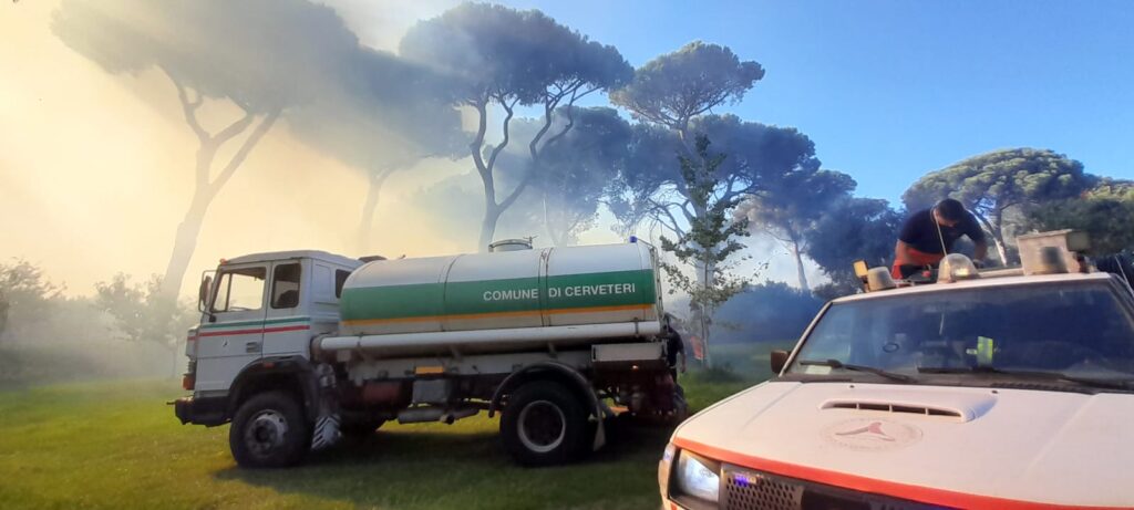 In fiamme bosco e sterpaglie in via di Ceri. Sul posto i vigili del fuoco e la Protezione Civile Comunale