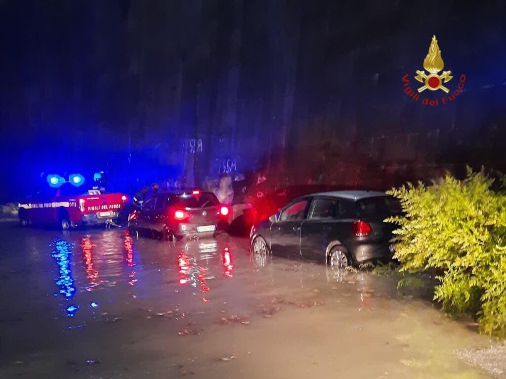 Roma, 4 auto bloccate sulla banchina a causa della piena del Tevere