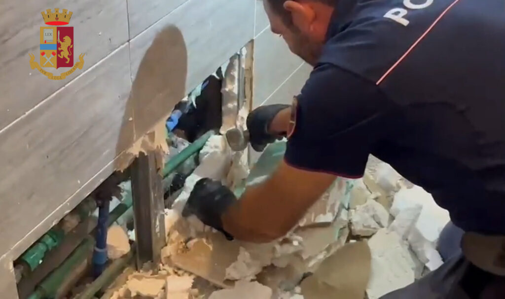 Nascondevano in casa hashish e coca: due fratelli in manette