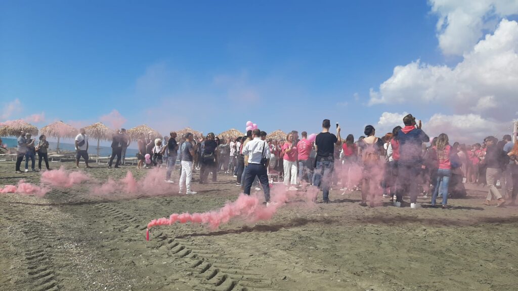 Ladispoli: palloncini rosa in cielo per l'ultimo saluto a Marina