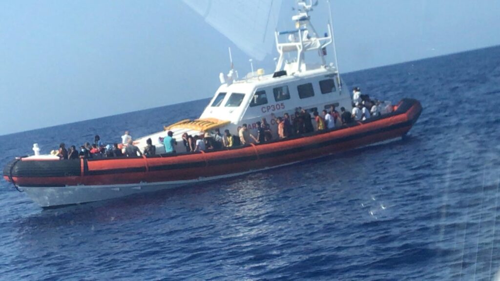 Rientra a Civitavecchia la motovedetta CP 305 dislocata a Lampedusa: quasi 700 le persone salvate nel canale di Sicilia