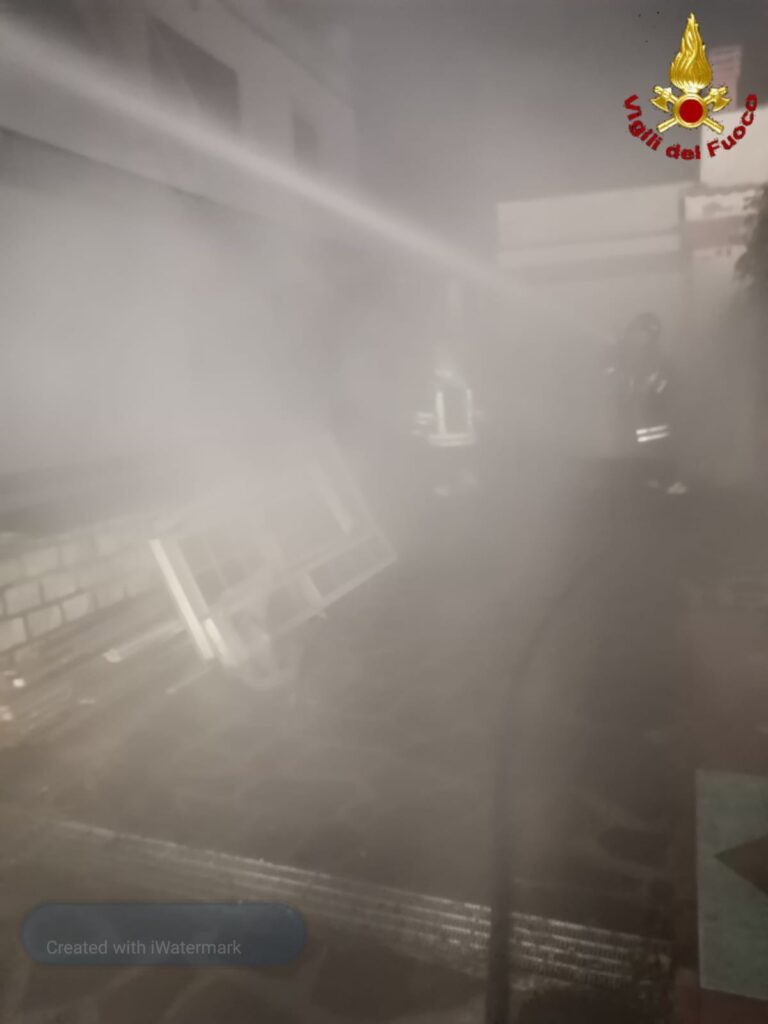 Santa Marinella, a fuoco una veranda: fiamme domate dai vigili del fuoco di Civitavecchia