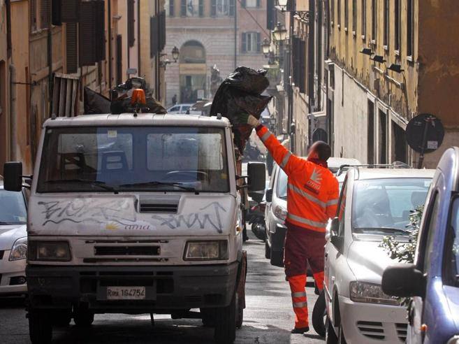Roma, rubano il carburante dai mezzi, arrestati 7 dipendenti AMA