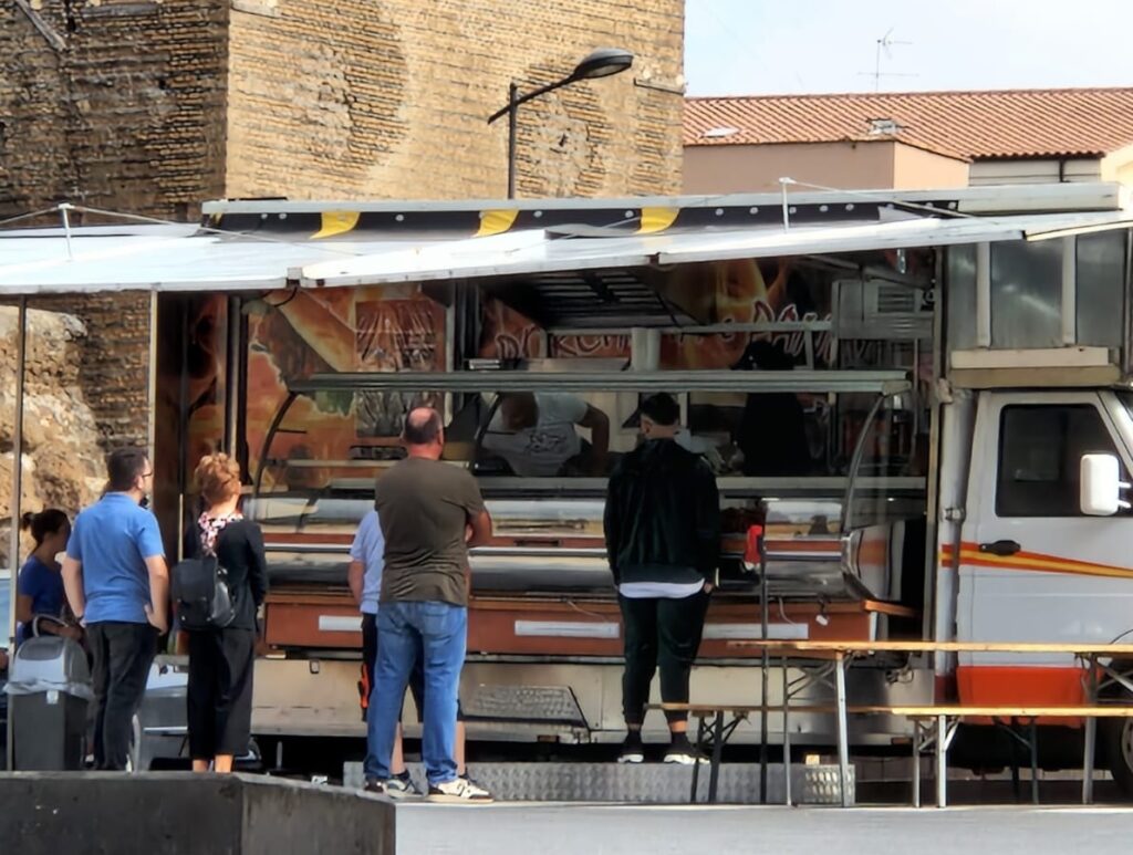 Cerveteri, ha riaperto in piazza Aldo Moro il banco della porchetta