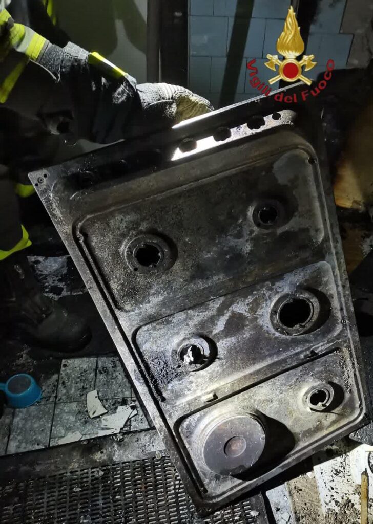 Roma, fiamme divampano all'interno di un appartamento