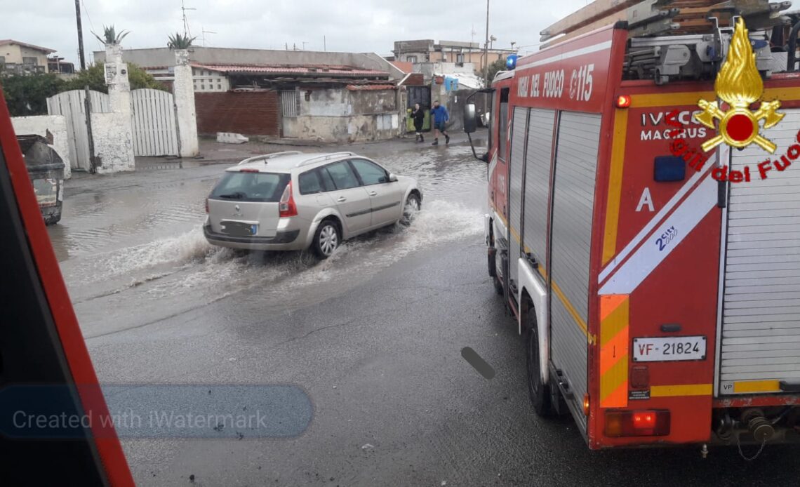 Maltempo: vigili del fuoco di Cerveteri impegnati ad Ostia stanno aiutando i residenti a lasciare le abitazioni
