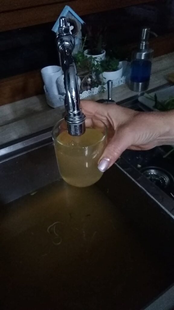 Ladispoli, il Pd: "Ancora acqua marrone dai rubinetti degli utenti dei Monteroni"