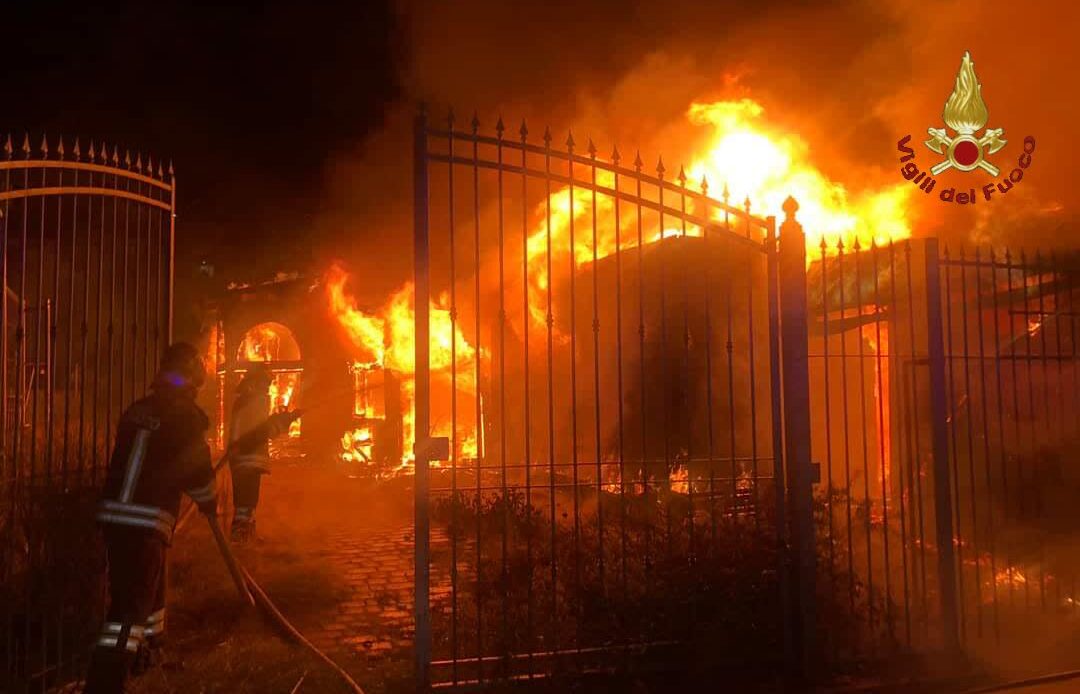 Roma, incendio brucia completamente una struttura di 400 mq