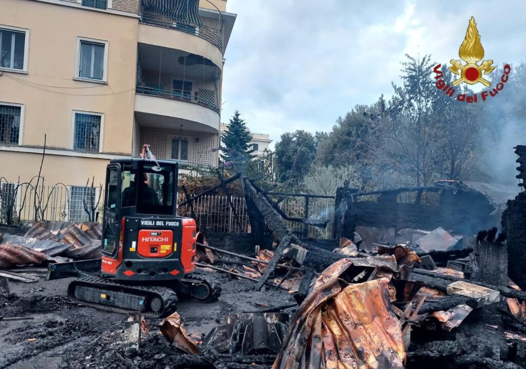 Roma, incendio brucia completamente una struttura di 400 mq